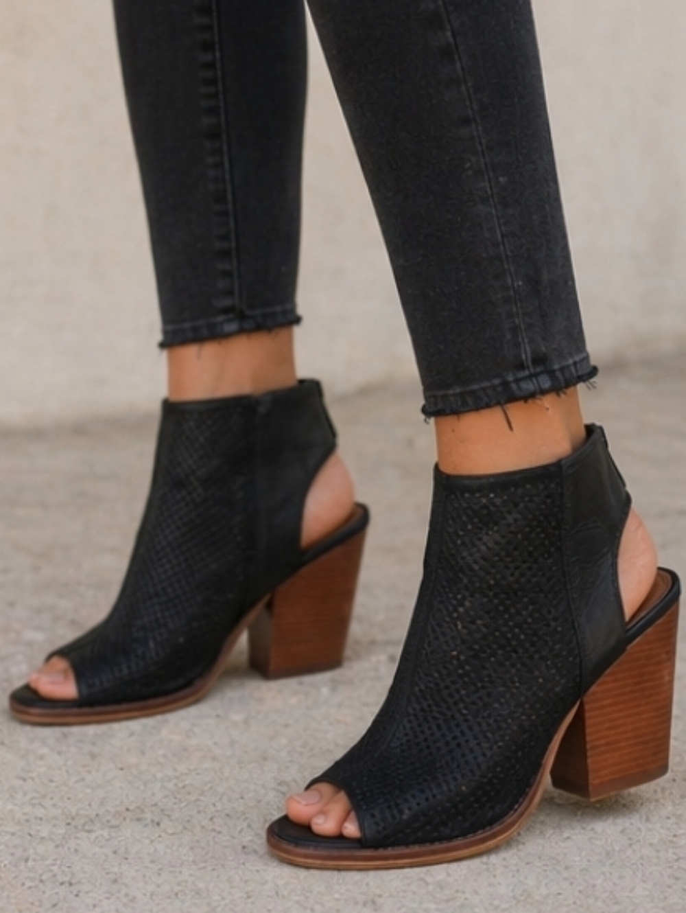 Gianni Bini Maxed Out Western Boho Minimalist Peep Toe Block Heel Bootie 8M